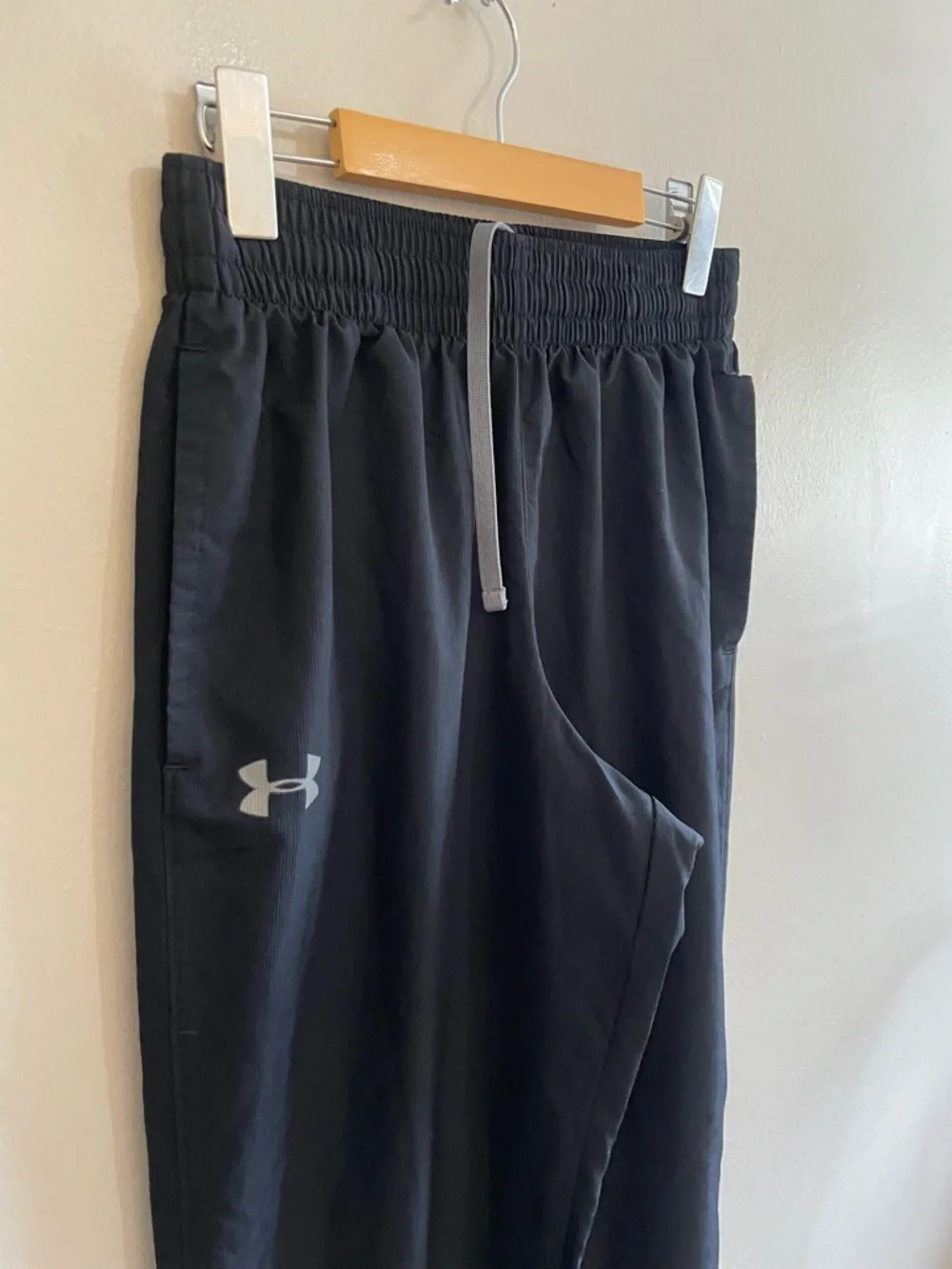 Under Armour Black Lightweight Track Pants – Size Small GUC *Flaw - Picture 4 of 16